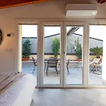 Loft Park & Rail Free Parking Apartment *