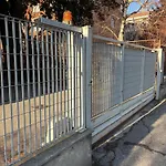 Loft Park & Rail Free Parking Apartment