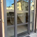 Loft Park & Rail Free Parking Apartment *