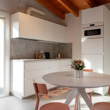 Loft Park & Rail Free Parking Apartment *