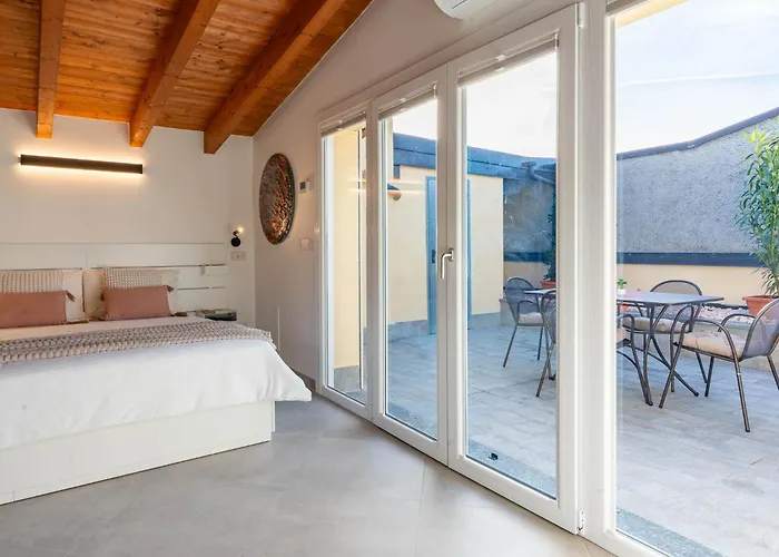 Loft Park & Rail Free Parking קומו