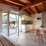 Loft Park & Rail Free Parking קומו