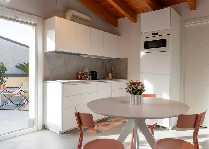 Loft Park & Rail Free Parking Apartman *